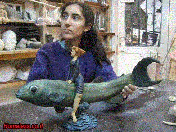 אישה על דג
