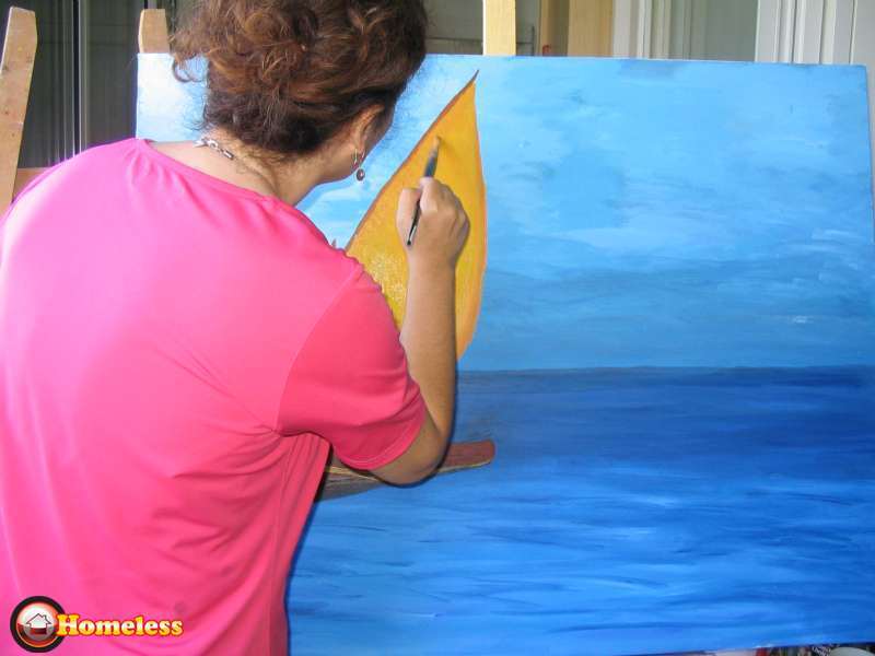 תלמידה מציירת ציור נוף