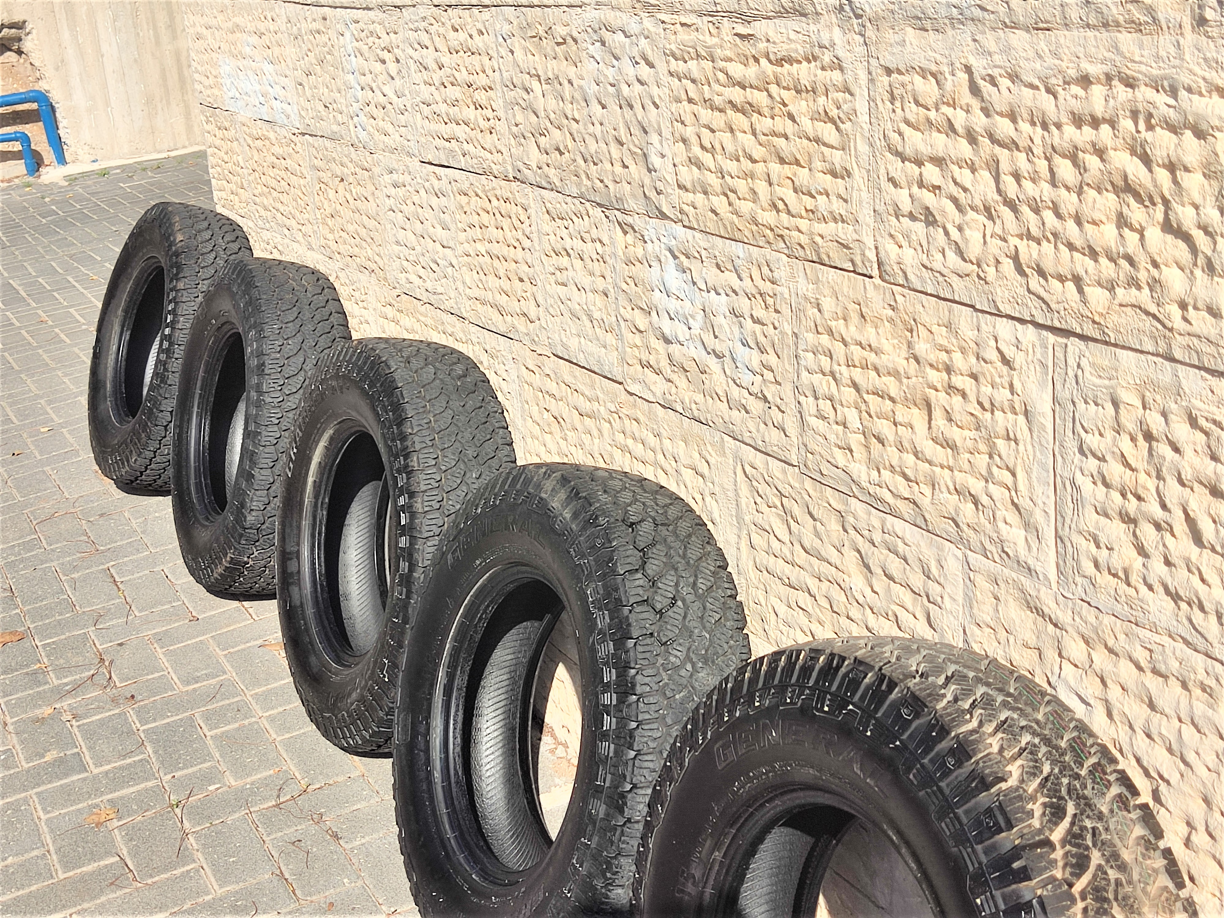 תמונה 1 ,5 צמיגי 50/50 215/75R15 Grabbe אביזרים 4x4 צמיגים וג`אנטים