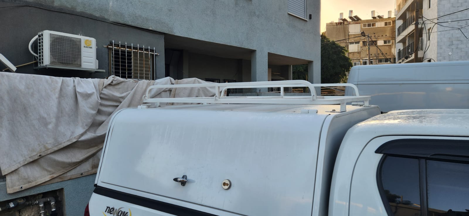 תמונה 1 ,ארגז סגור לטויוטה היילקס אביזרים 4x4 קישוטים ותוספות