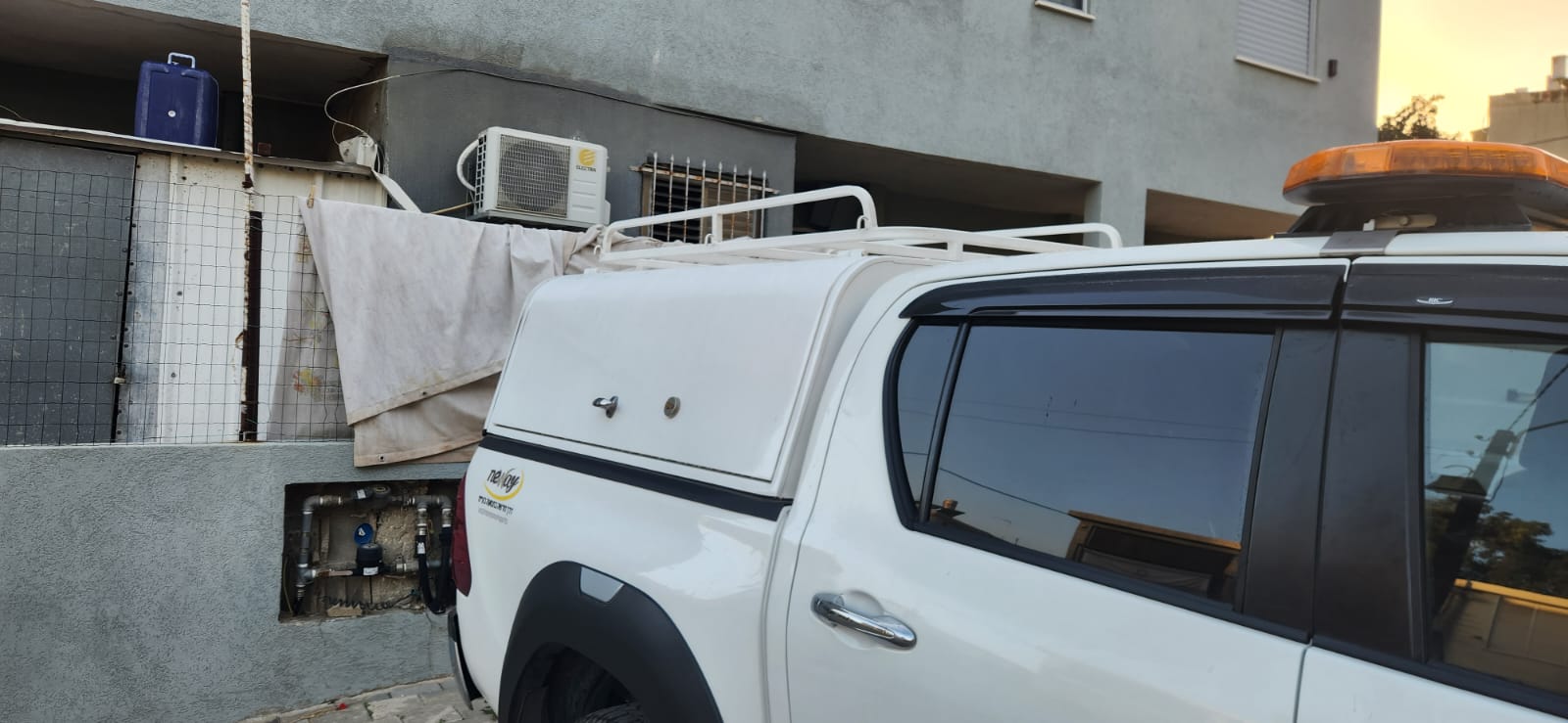 תמונה 7 ,ארגז סגור לטויוטה היילקס אביזרים 4x4 קישוטים ותוספות