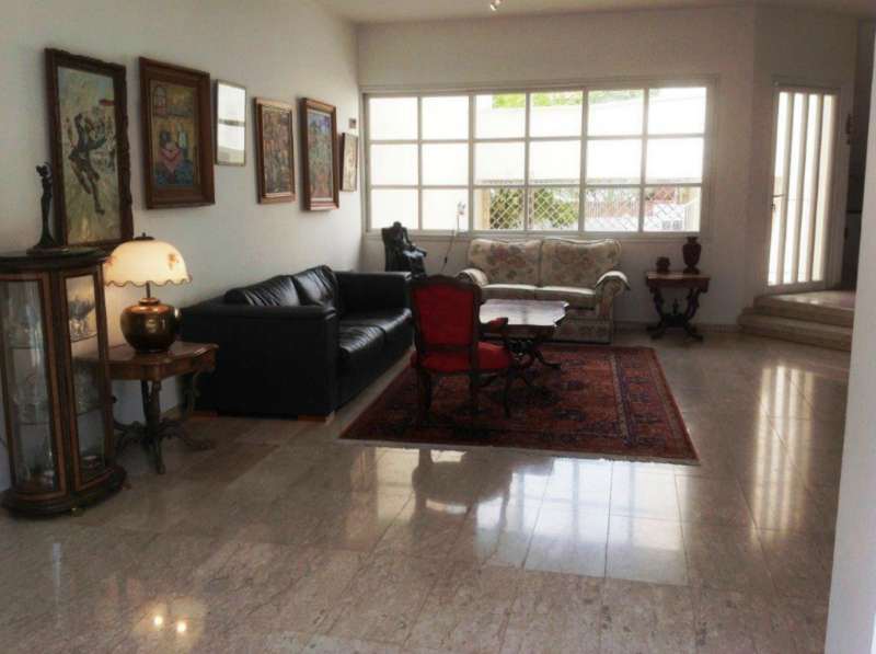 בית פרטי למכירה 7 חדרים ברמת השרון רחוב מבוקש ושקט 