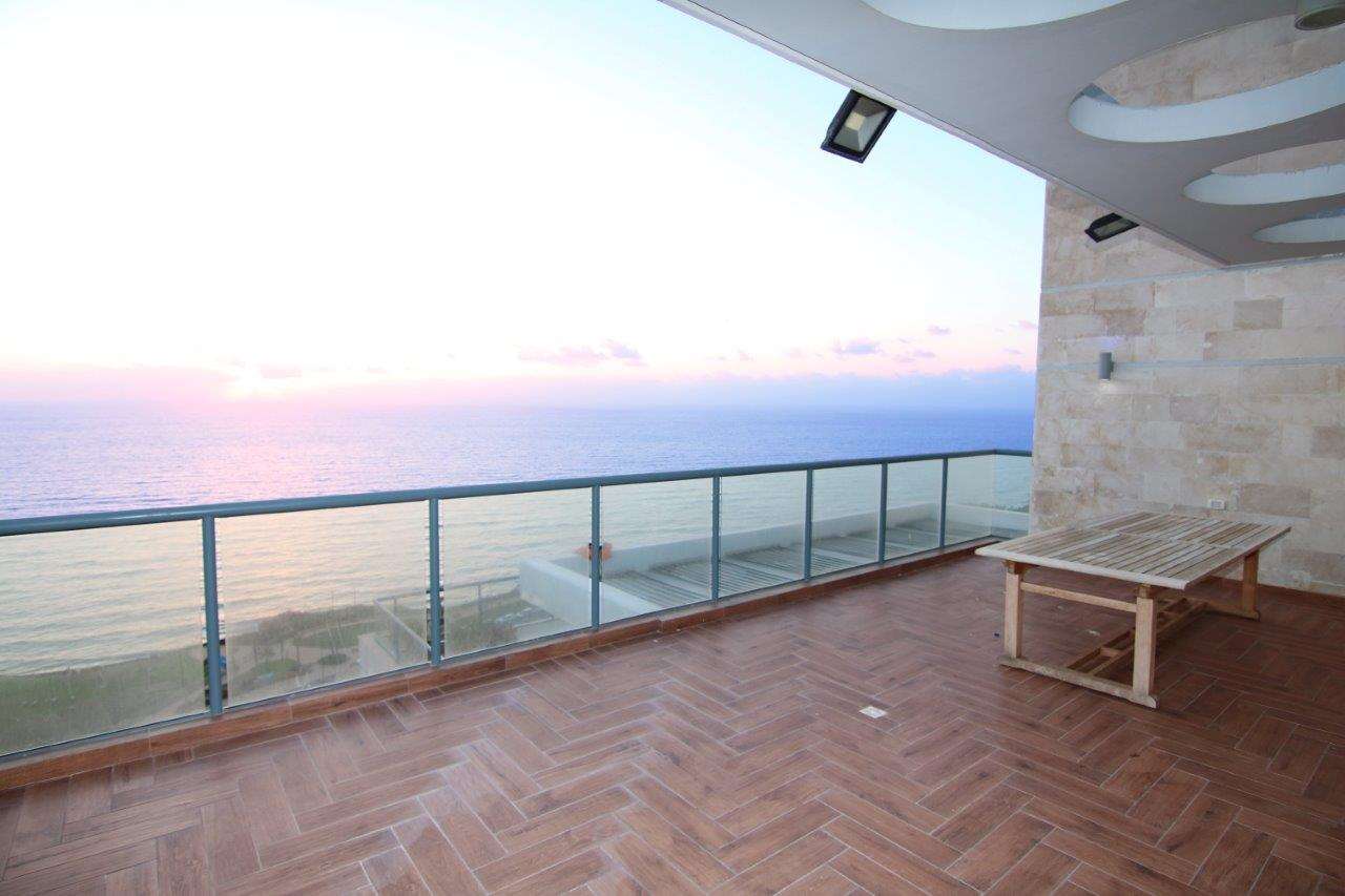 פנטהאוז למכירה 6 חדרים בנתניה נוף הטיילת www.yokra-estate.co.il