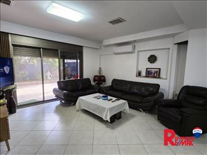 קוטג למכירה 6.5 חדרים בראשון לציון שיכון המזרח השזיף 9 