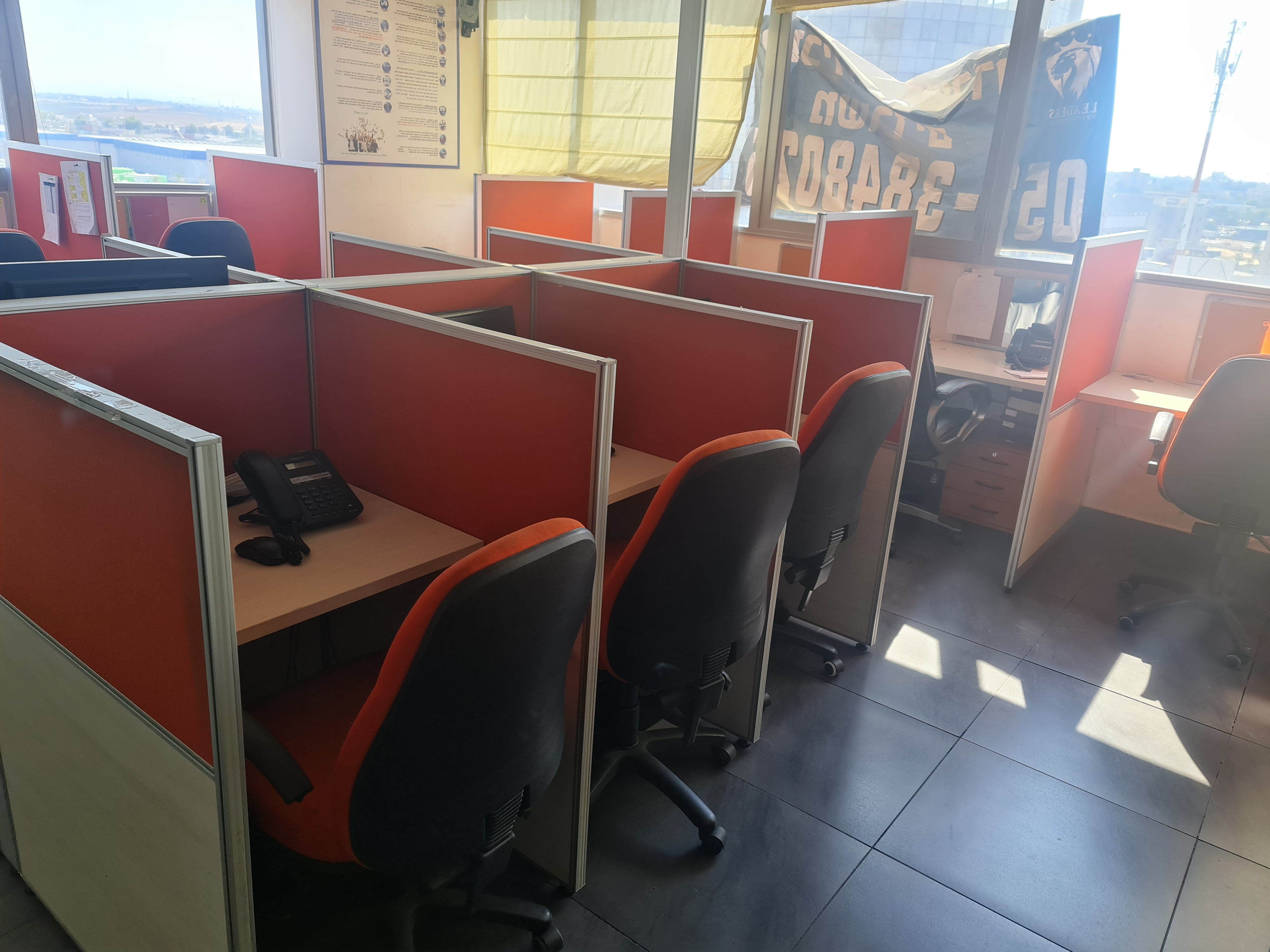תמונה 7 ,עמדות טלמרקטינג מודולריות  למכירה באשדוד ציוד משרדי  תכולת משרד