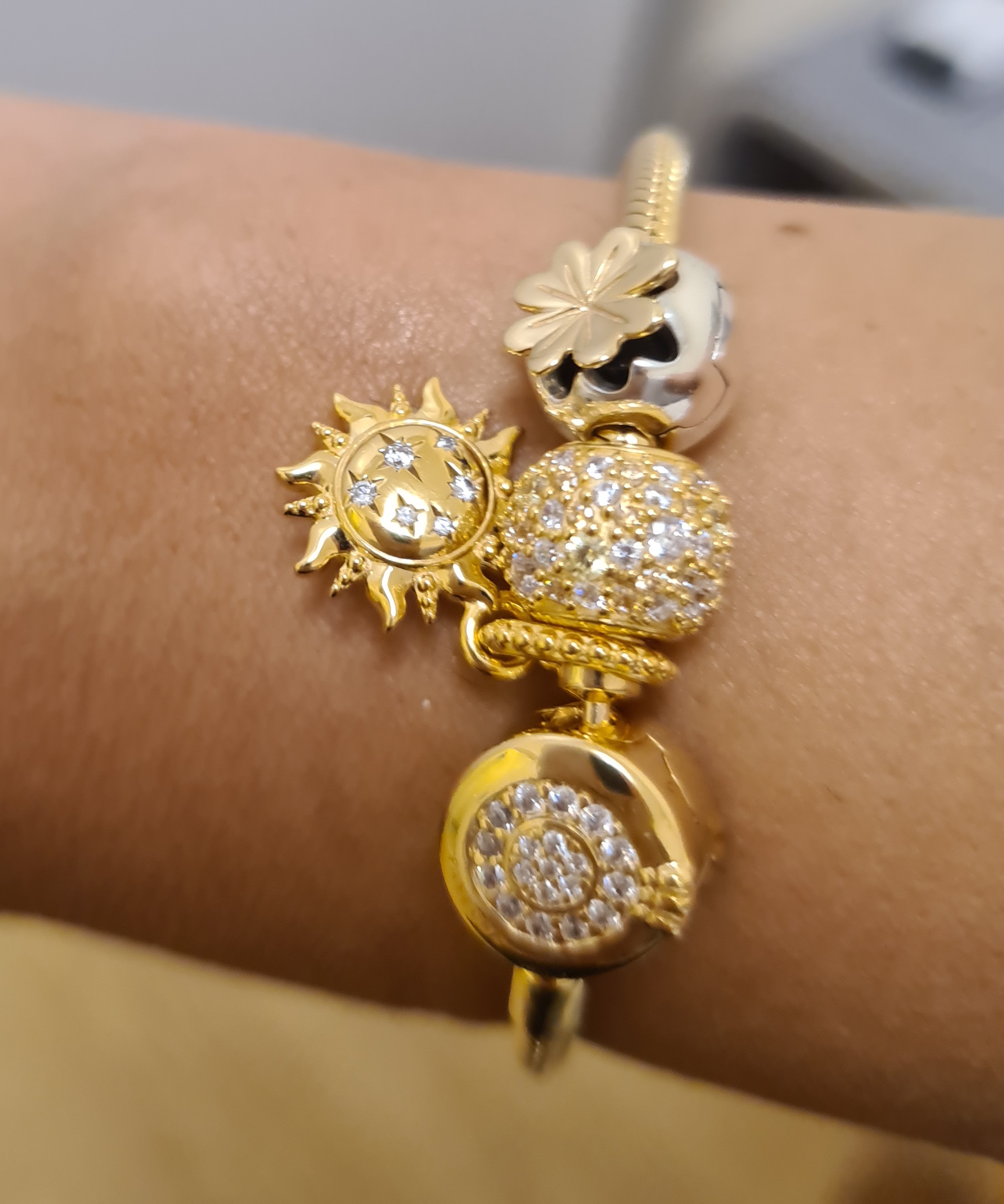 תמונה 1 ,פנדורה מקורי עם 3 צאמרים למכירה באור יהודה תכשיטים  צמידים