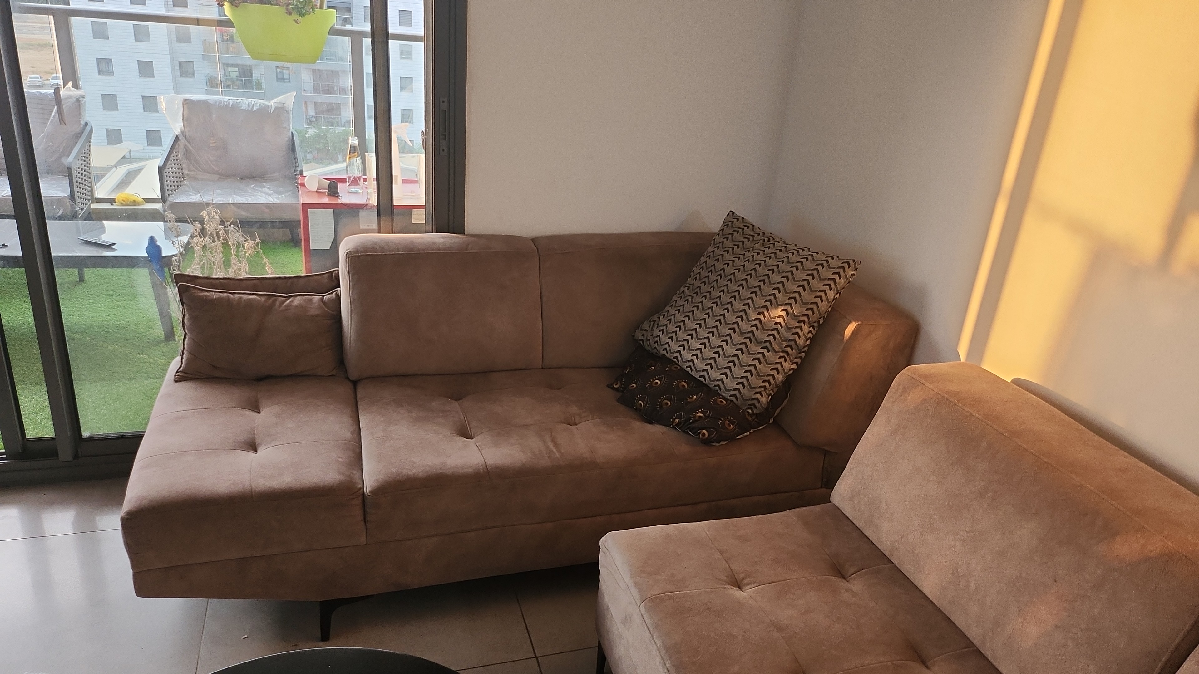 תמונה 2 ,ספה ר + זוג שולחנות עגולים למכירה ביבנה ריהוט  ספות