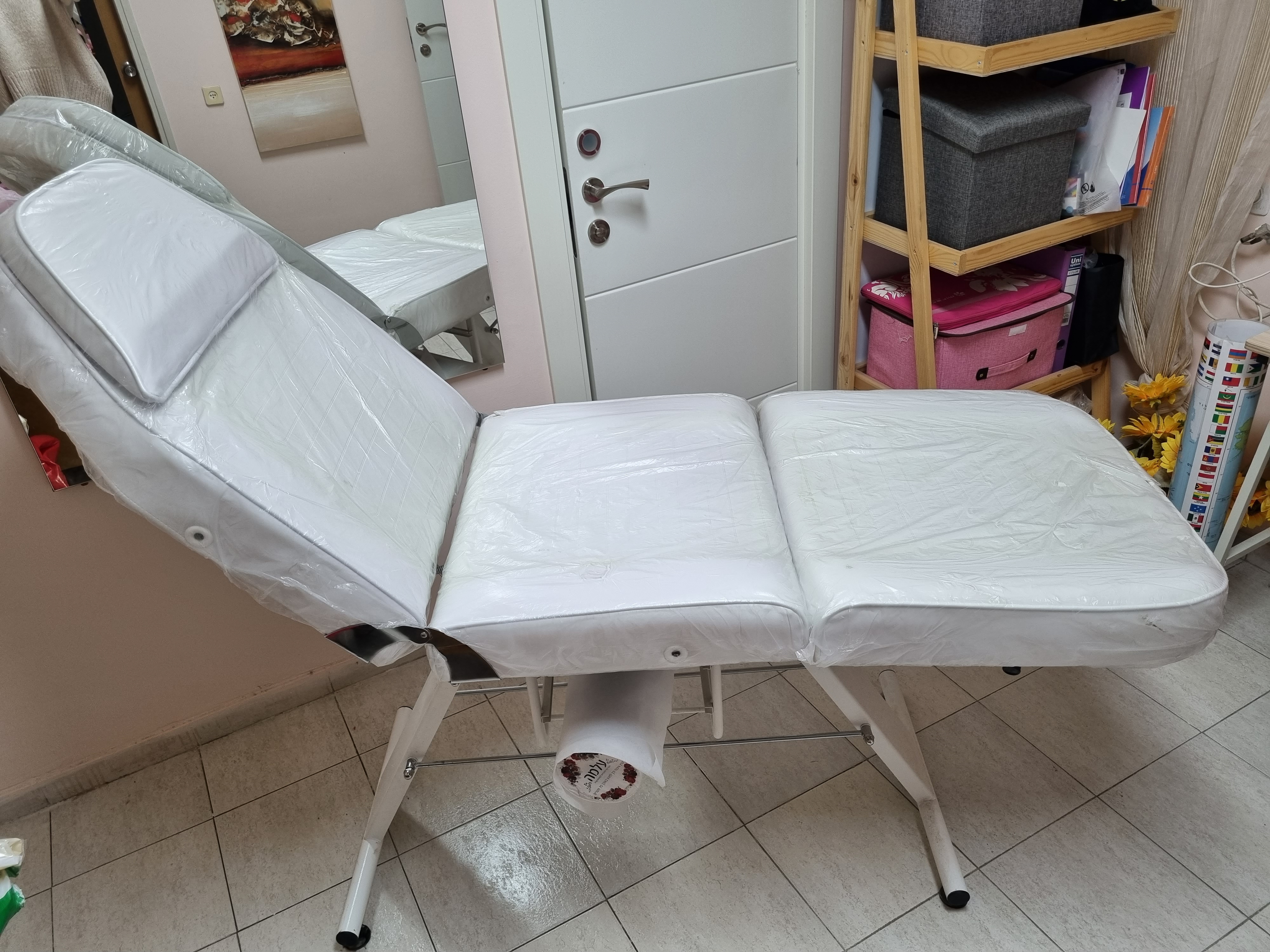 תמונה 1 ,מיטת קוסמטיקה מתכוונת למכירה בראשון לציון קוסמטיקה וטיפוח  ציוד מקצועי