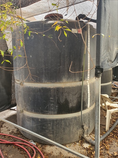 תמונה 1 ,מיכלי פלסטיק למכירה במסילות ציוד לתעשייה  מיכלים וחביות