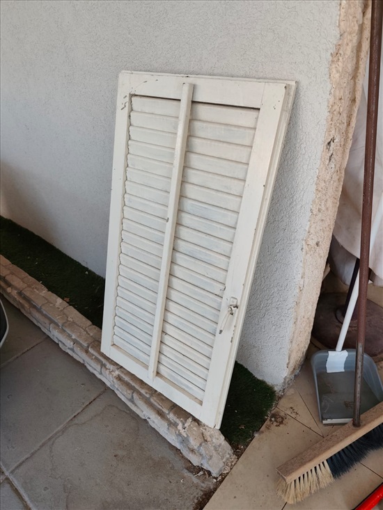 תמונה 1 ,תריס עץ ישן מאוד במצב מעולה  למכירה בכפר ביל"ו לבית  אחר