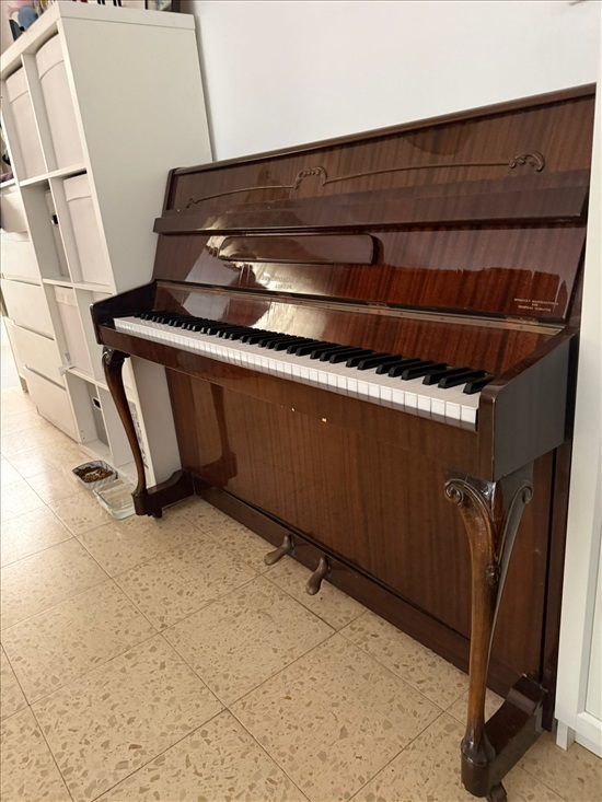 תמונה 1 ,פסנתר קטן 131/106/49, בן כ-60  למכירה ברמת גן כלי נגינה  פסנתר
