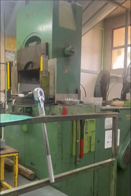 תמונה 4 ,מכבש הטבעה 350 טון/600 טון HME למכירה באשדוד ציוד לתעשייה  מכונות