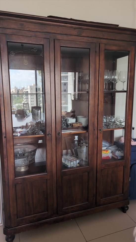 תמונה 3 ,וטרינת עץ מלא מאיטליה למכירה בחדרה ריהוט  מזנון/ ויטרינה