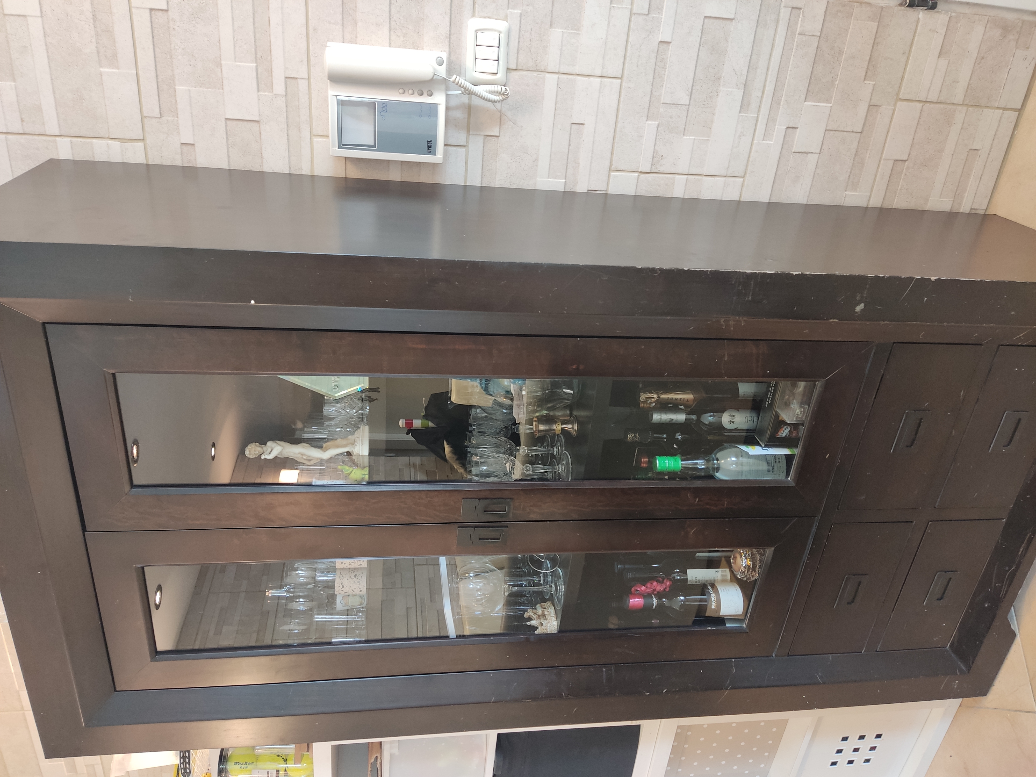 תמונה 1 ,וטרינה למכירה במעלה אדומים ריהוט  מזנון/ ויטרינה