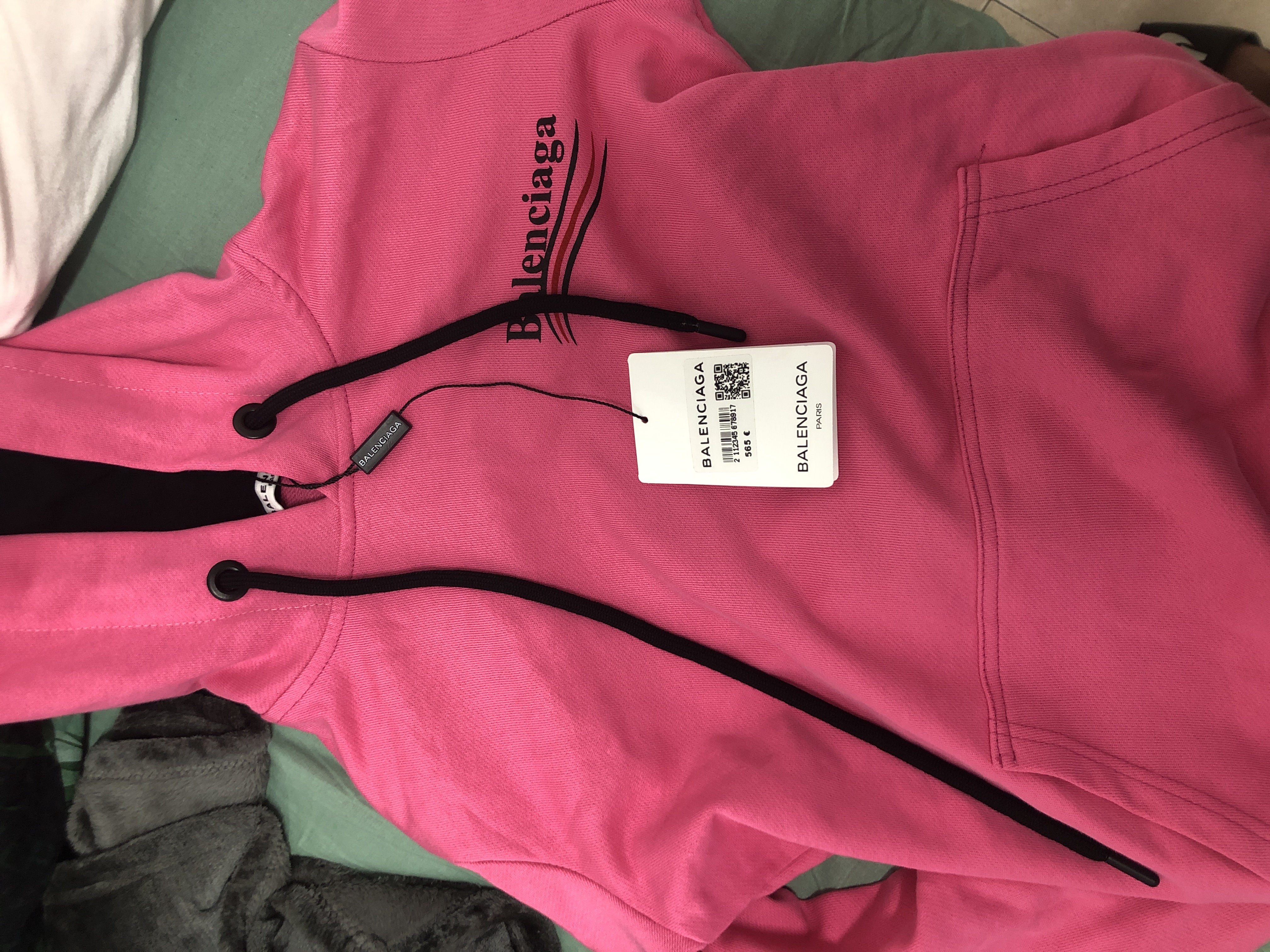 תמונה 1 ,סוויטשירט Balenciaga  למכירה בKfar Saba יד-שניה לנשים  בגדי נשים