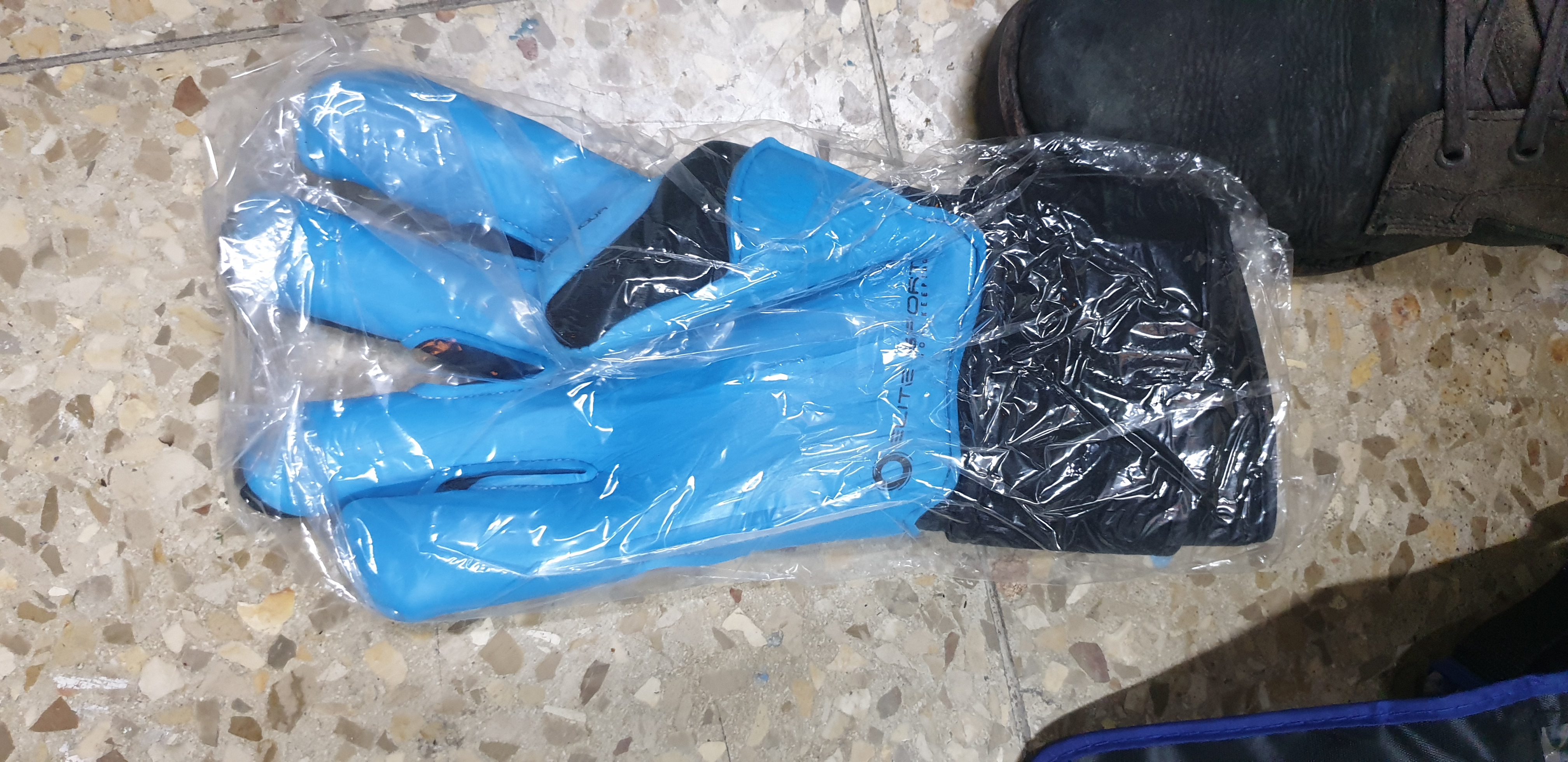 תמונה 4 ,2 זוגות כפפות שוער מקצועיות למכירה ברמת גן ציוד ספורט  ציוד לכדורגל