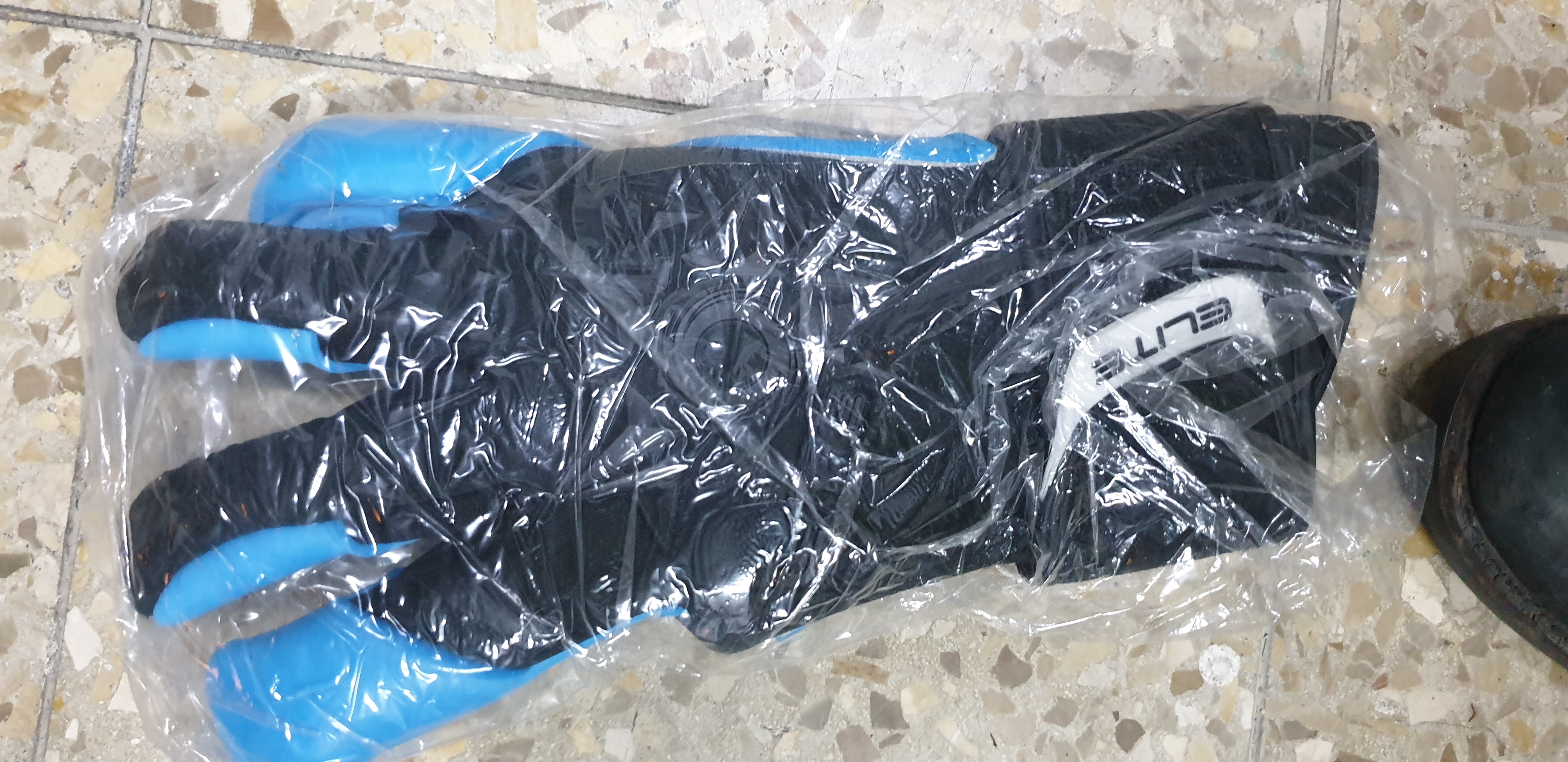 תמונה 1 ,2 זוגות כפפות שוער מקצועיות למכירה ברמת גן ציוד ספורט  ציוד לכדורגל