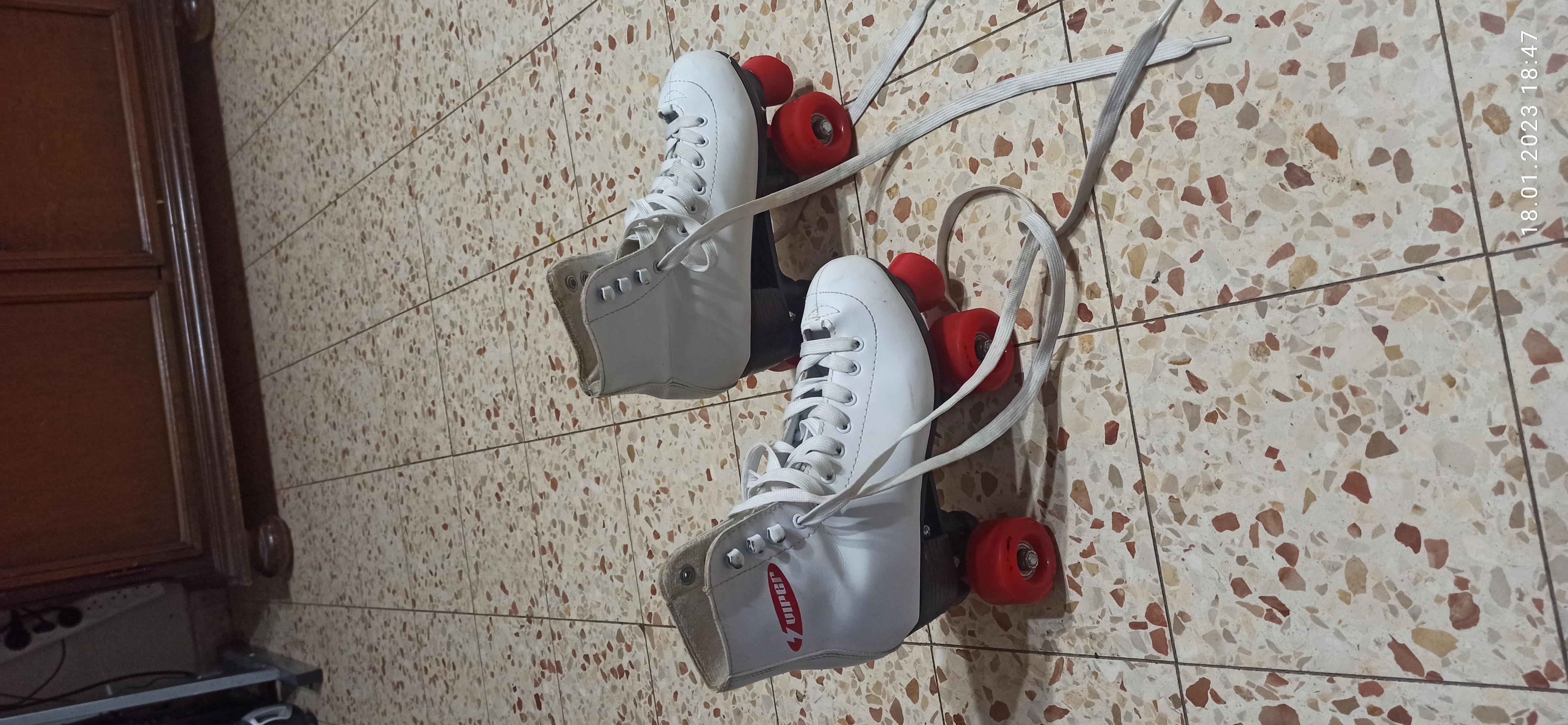 תמונה 2 ,גלגיליות לבנות מידה 36 למכירה ביבנה ציוד ספורט  גלגיליות