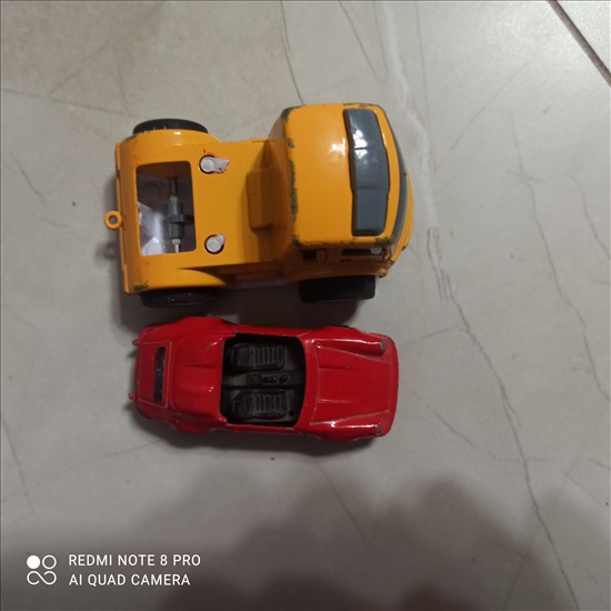 תמונה 1 ,2 מכוניות ממתכת  למכירה ביבנה צעצועי ילדים  מכוניות