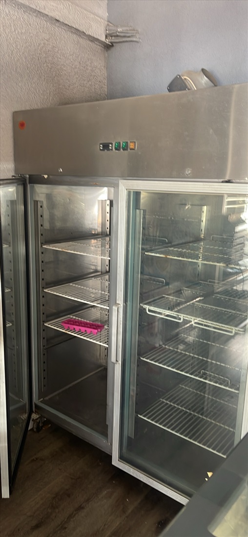 תמונה 2 ,מקרר שתיה  מקרר ויטרינה  למכירה בחולון ציוד לעסקים  מסעדות/בתי קפה