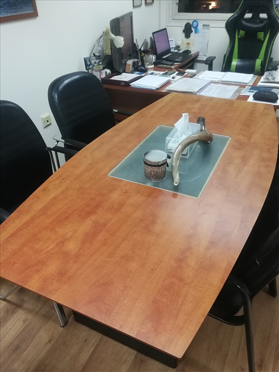 תמונה 1 ,שולחן ישיבות +2 כיסאות נוחים  למכירה ברעננה ריהוט  ריהוט משרדי
