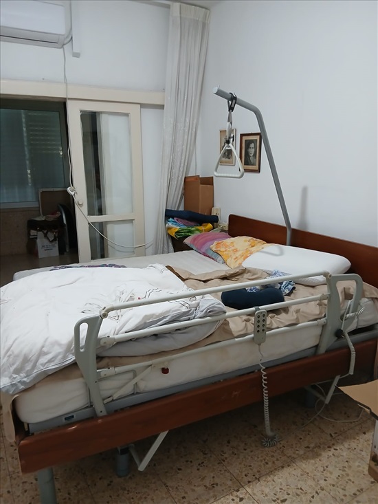 תמונה 1 ,מיטה סיעודית ועוד מיטה רגילה למכירה בבת ים ציוד סיעודי/רפואי  מיטה