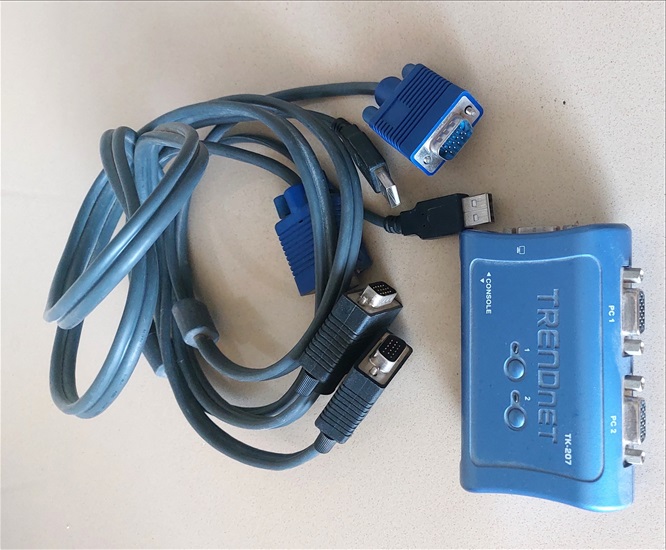 תמונה 4 ,KVM Switch לשליטה בשני מחשבים למכירה בהרצליה מחשבים וציוד נלווה  אביזרים