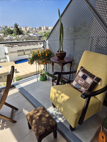 תמונה 3 ,ארונית עתיקה 66×90 למכירה ברמת השרון ריהוט  אחר
