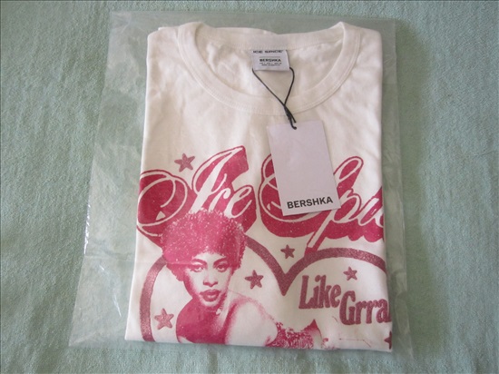 תמונה 1 ,חולצת הטי BERSHKA  למכירה בקרית מוצקין ביגוד ואביזרים  חולצות