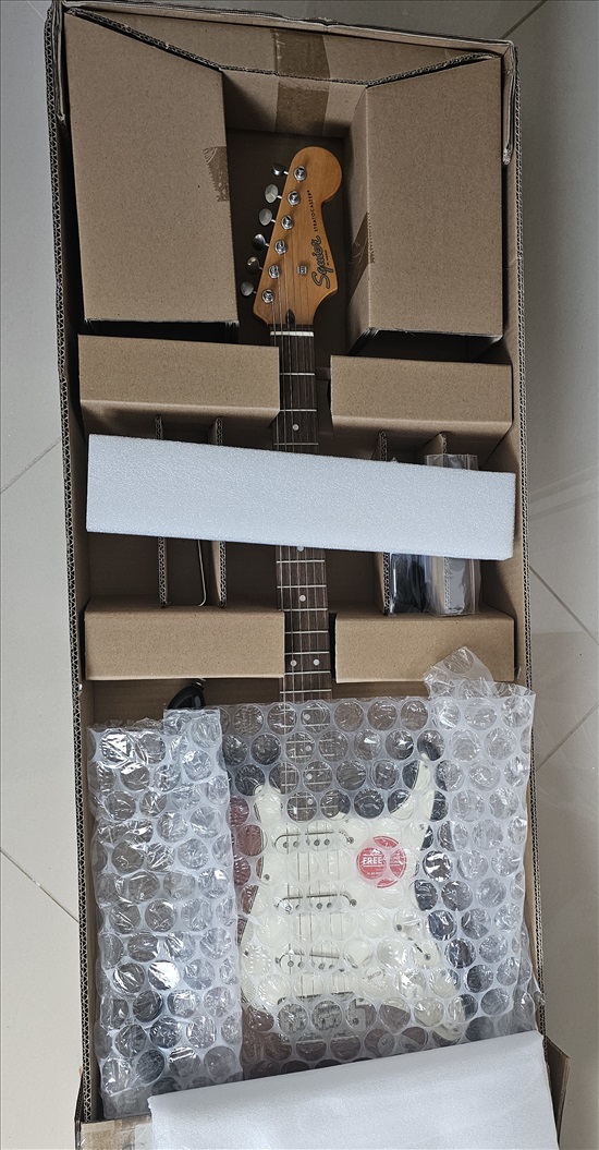 תמונה 5 ,חשמלית Squier Classic Vibe 60s למכירה ב1700 כלי נגינה  גיטרה חשמלית
