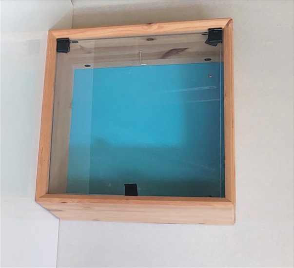 תמונה 1 ,תיבה מעץ ודלת זכוכית 19x37 ס"מ למכירה בהוד השרון ריהוט  מזנון/ ויטרינה