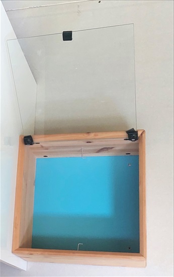 תמונה 3 ,תיבה מעץ ודלת זכוכית 19x37 ס"מ למכירה בהוד השרון ריהוט  מזנון/ ויטרינה