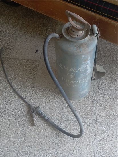 תמונה 2 ,מרסס עתיק, ממתכת כולל משאבת יד למכירה בחיפה אומנות  שונות