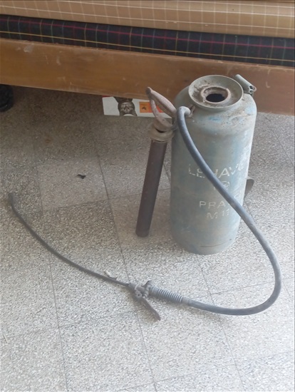 תמונה 3 ,מרסס עתיק, ממתכת כולל משאבת יד למכירה בחיפה אומנות  שונות