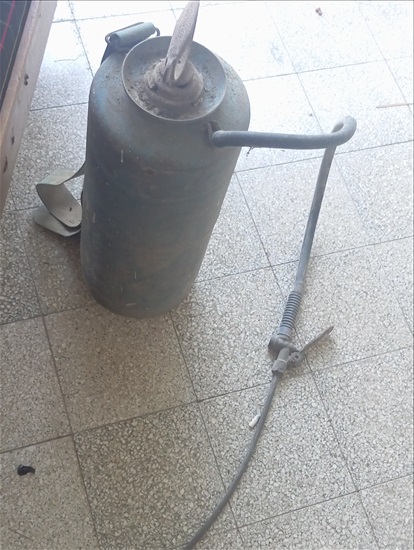 תמונה 4 ,מרסס עתיק, ממתכת כולל משאבת יד למכירה בחיפה אומנות  שונות
