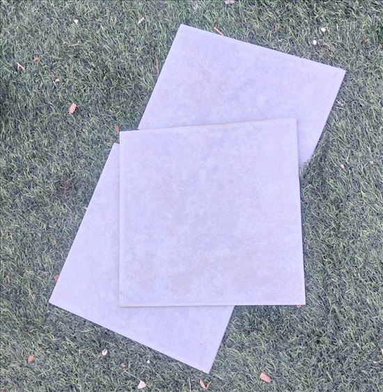 תמונה 1 ,שניים וחצי אריחי קרמיקה  20X20 למכירה בהוד השרון לבית  ריצוף וחיפוי
