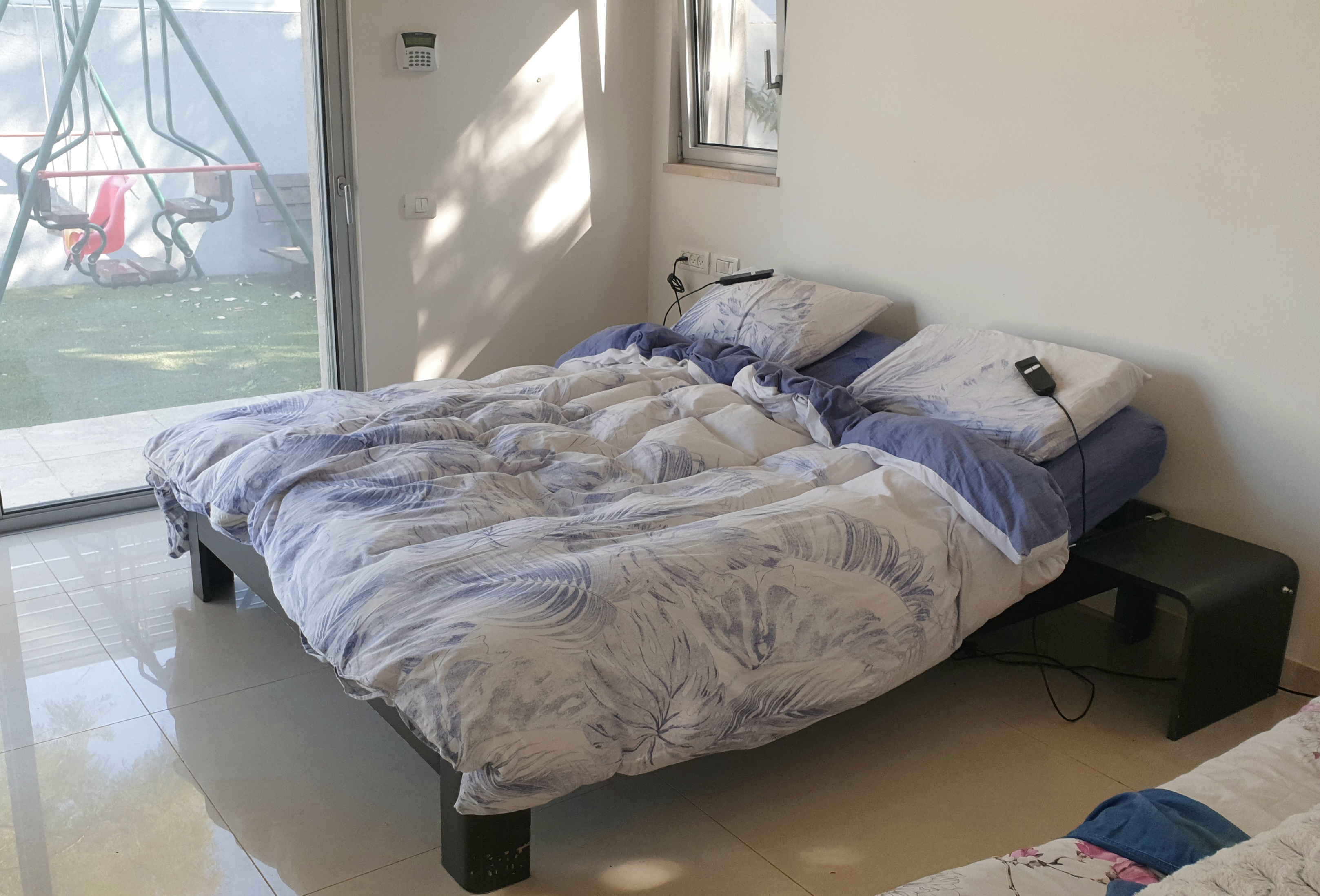 תמונה 5 ,מיטה זוגית הולנדיה מתכווננת עם מחפשים אביזרים שונות