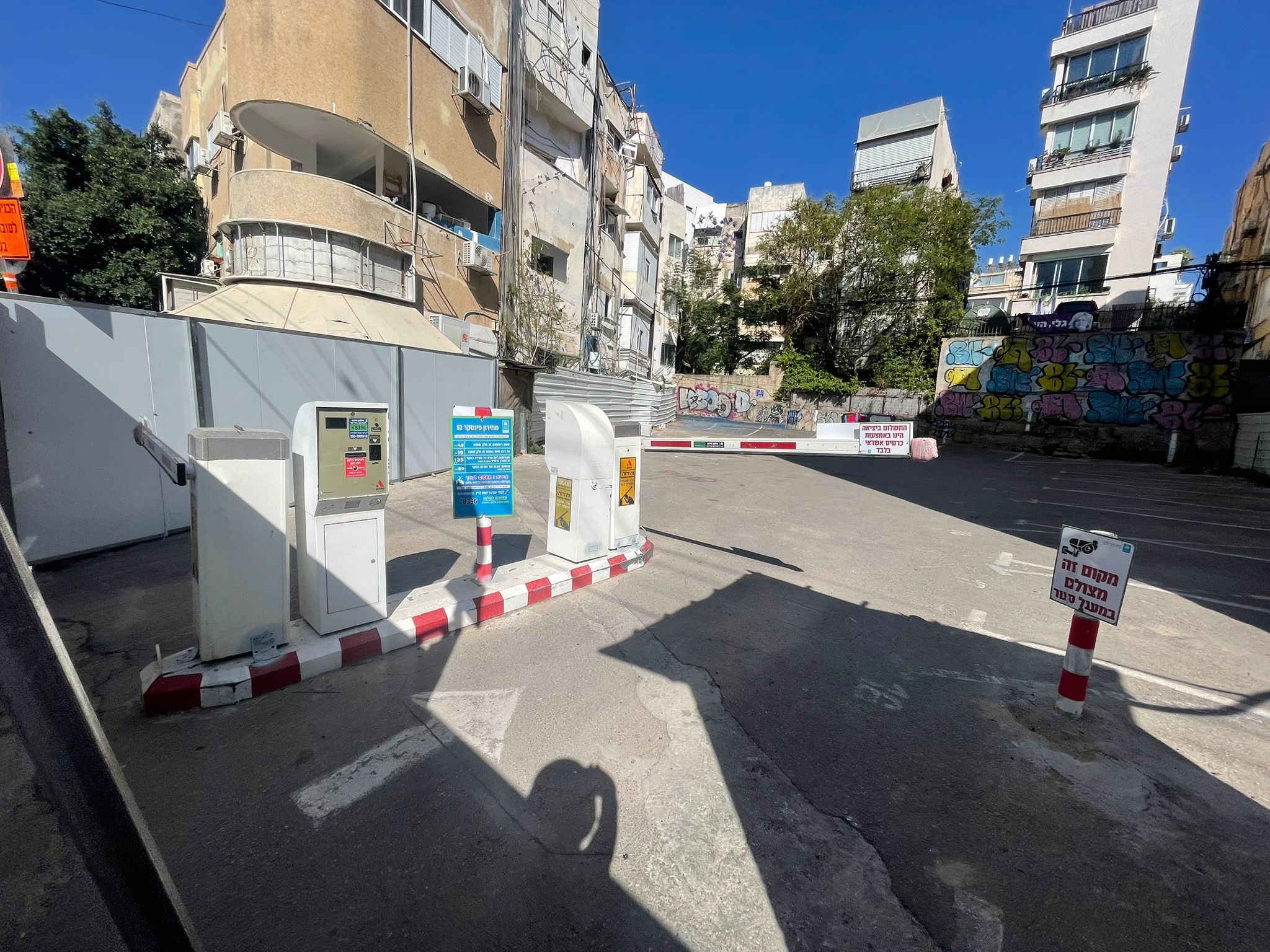 תמונה 1 ,מחסומים שערים חשמליים מחפשים אביזרים שונות