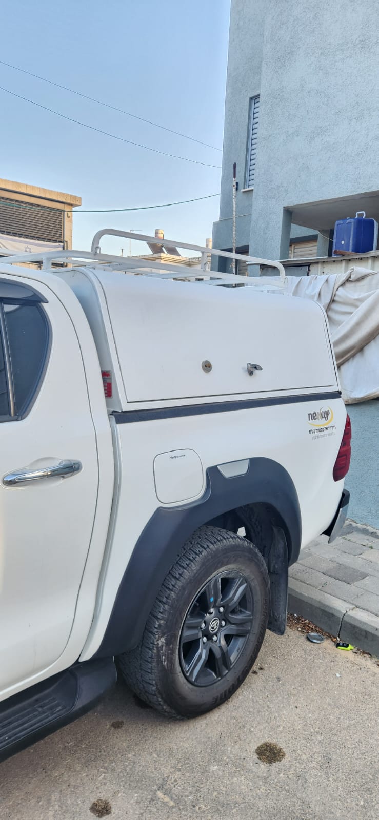 תמונה 4 ,ארגז סגור לטויוטה היילקס אביזרים 4x4 קישוטים ותוספות