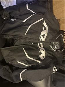 אביזרים דו גלגלי אביזרי לבוש ומיגון מעיל רכיבה ixon 