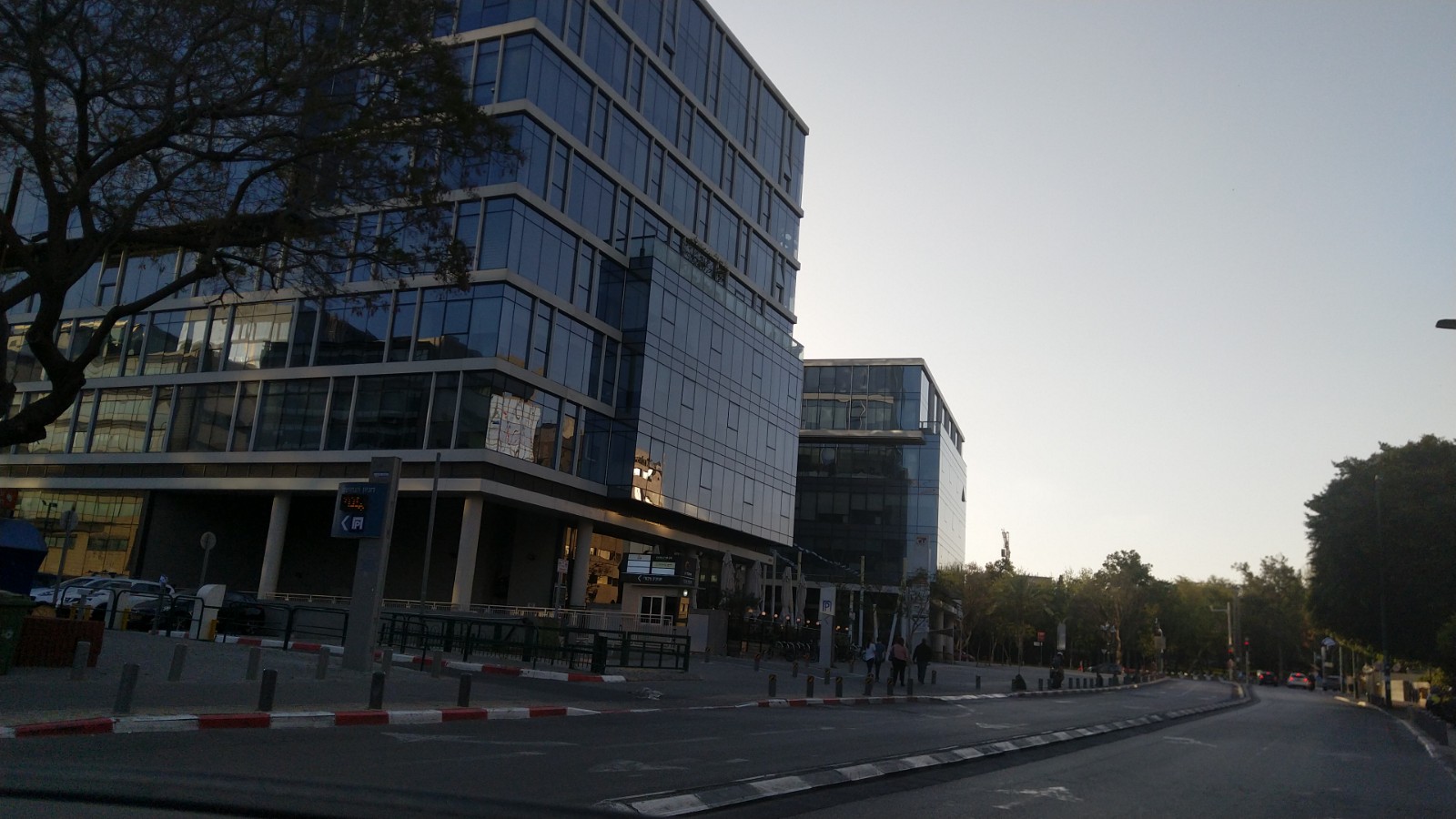 תמונה 3, חנויות להשכרה, ראול ולנברג קומת קרקע חזיתי 44 מר רמת החייל תל אביב יפו