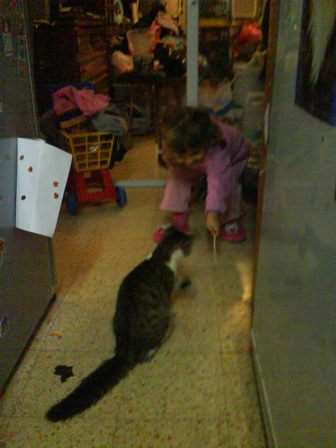 לולה משחקת עם האחיינית