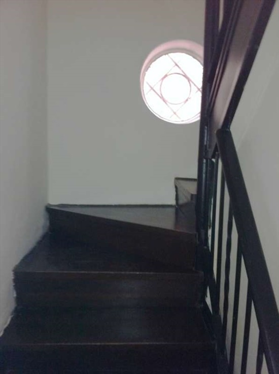 מדרגות לקומה 2 לכיוון חדר שינה