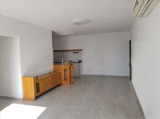 דירה להשכרה 4 חדרים בקרית ביאליק השקדים סביניה
