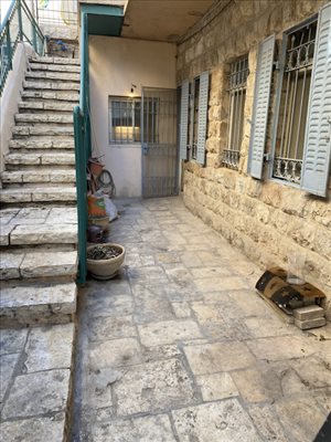 דירת גן להשכרה 3 חדרים בירושלים בצלאל.  
