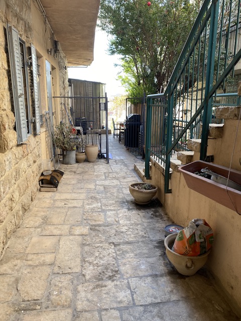 תמונה 2 ,דירת גן 3 חדרים להשכרה בירושלים בצלאל.  נחלאות