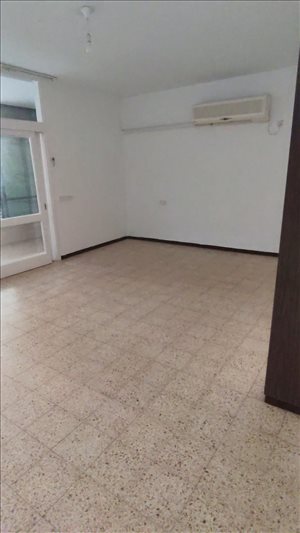דירה להשכרה 4 חדרים בנהריה הרצל מרכז העיר 