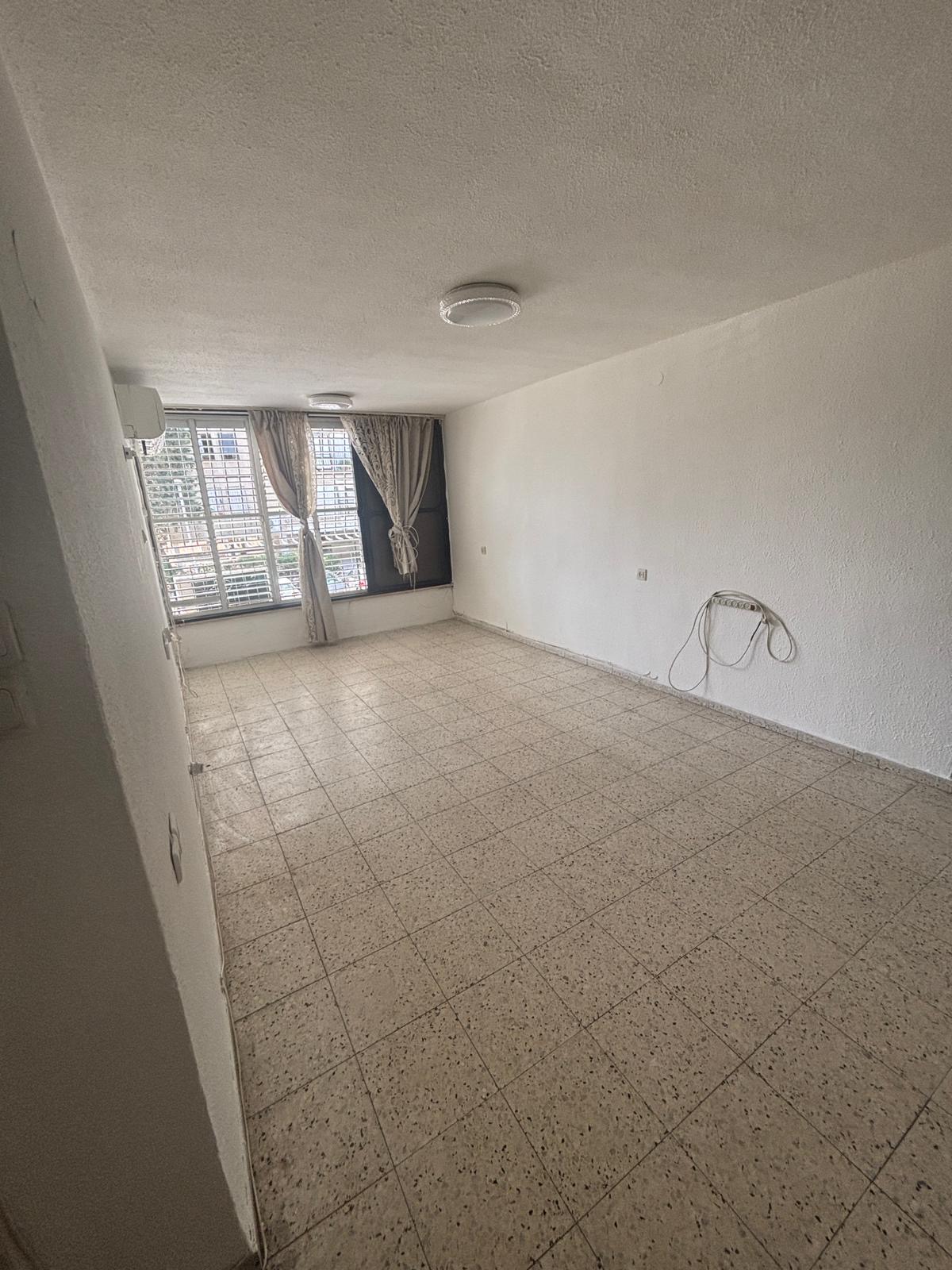 תמונה 1, דירה 3 חדרים להשכרה בחולון, אחי דקר, קרית שרת