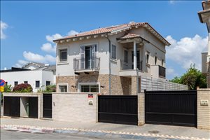 וילה להשכרה 9 חדרים בפתח תקווה אנצו חיים סירני 
