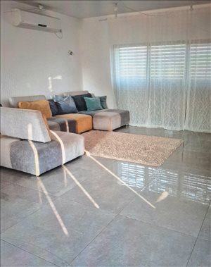 דו משפחתי להשכרה 5.5 חדרים בגלאון שכונת הדקל 